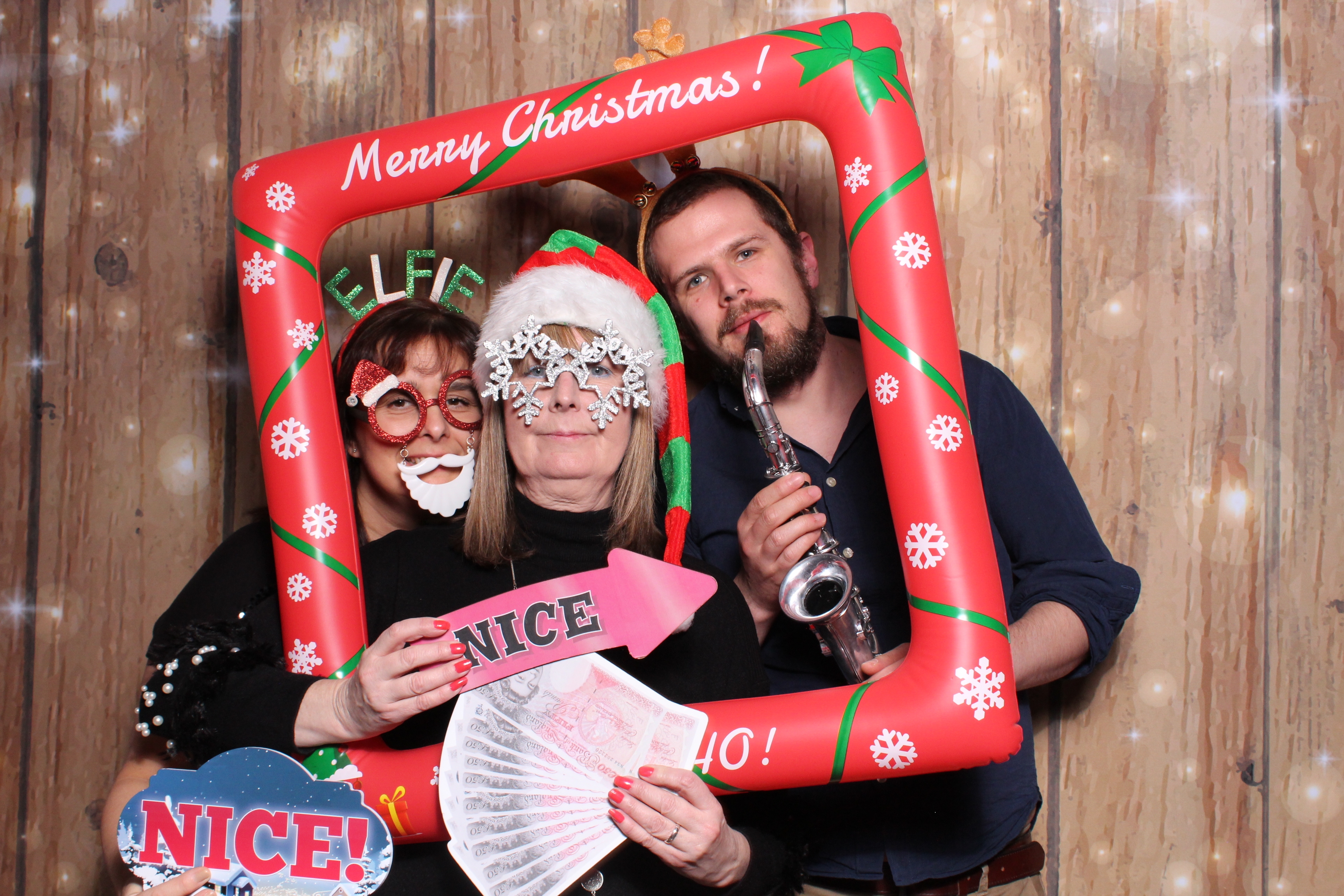 Tes Christmas party  | View more photos from the event at gallery.magicimages.uk/u/MagicImages/Tes-Christmas-party